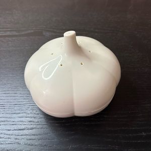 Tupperware Garlic Keeper Storage Forget Me Not #5657 Ivory White Container